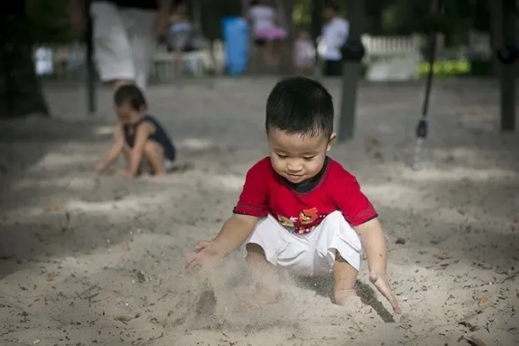 5 lý do thuyết phục mẹ nên cho trẻ nghịch cát trong mùa hè này