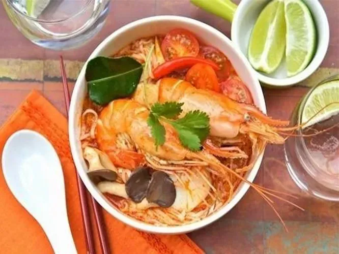 Bà bầu có nên ăn mì tôm: Những lưu ý cần thiết cho mẹ