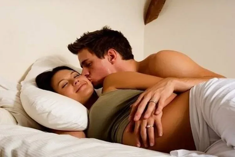 Bí quyết giữ lửa phòng the cho những mẹ bầu bị cấm sex