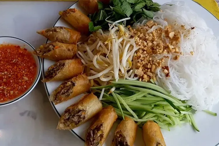 Bún chả giò: 3 cách làm thơm ngon, hấp dẫn khiến bạn không thể kìm lòng