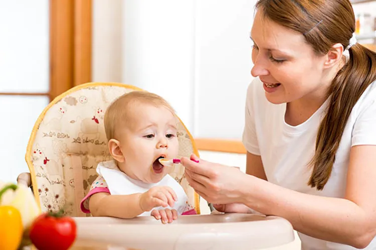 Cho bé ăn dặm bột gì và ở thời điểm nào là phù hợp nhất