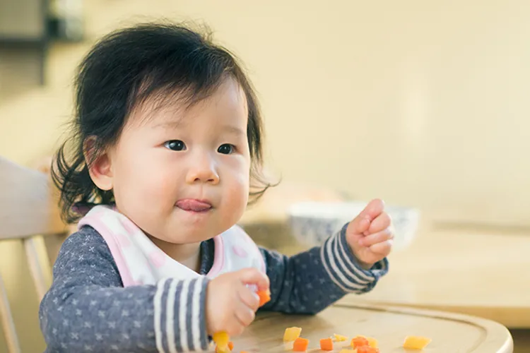 Cho bé ăn dặm và Khái quát về ăn dặm mẹ cần biết