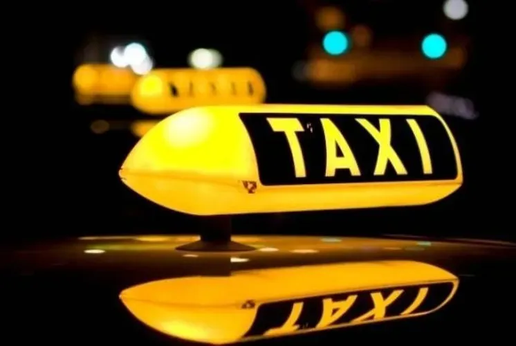 Đến bệnh viện sinh con nên di chuyển bằng taxi hay xe máy?