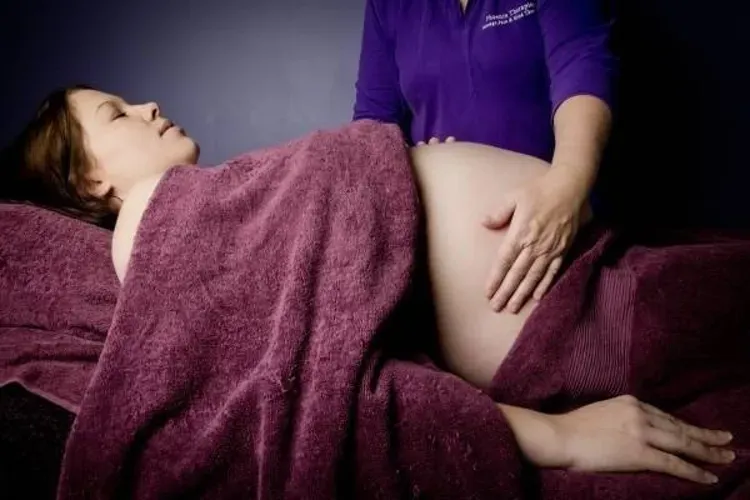 Hướng dẫn bố mẹ cách massage cho thai nhi an toàn và hiệu quả