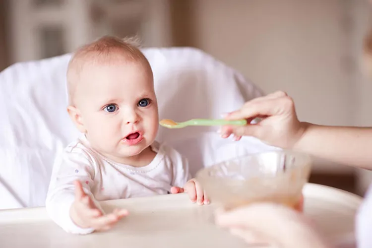 Khi nào cho trẻ ăn dặm là phù hợp nhất mẹ đã thực sự nắm rõ?