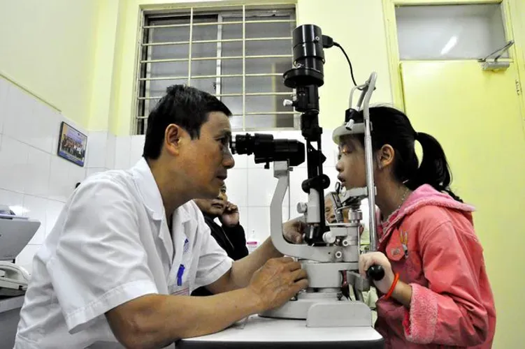 Bác sỹ đo mắt cho trẻ