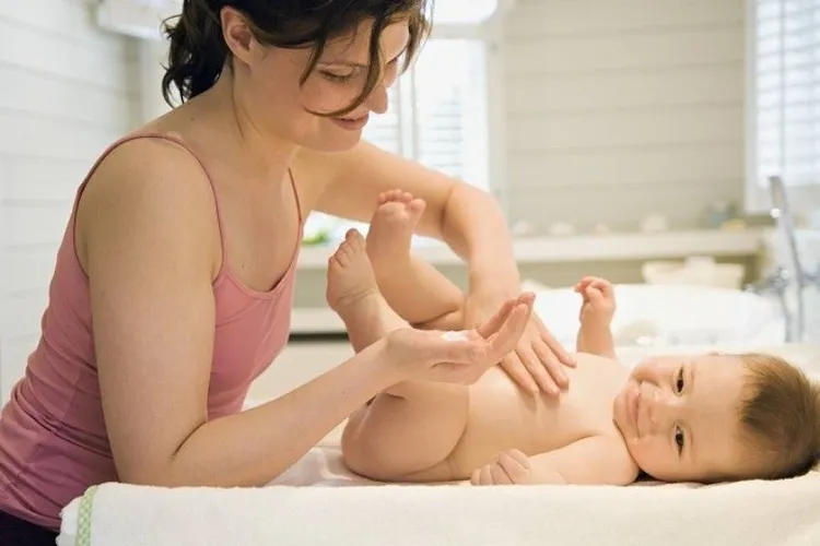 Massage cho trẻ sơ sinh và những lợi ích bất ngờ