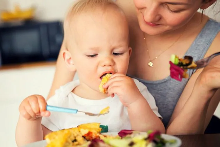 Tập cho bé ăn cơm thành công dễ dàng nhờ 4 mẹo đơn giản, mẹ hãy tham khảo ngay