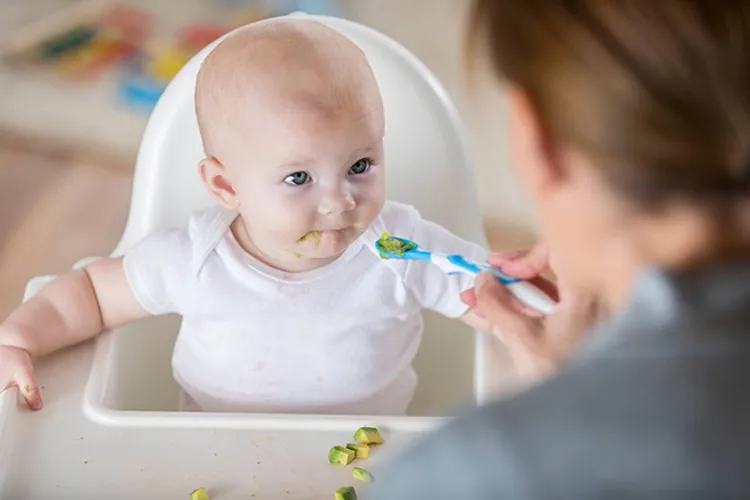 Tập cho bé ăn dặm đúng cách và lưu ý quan trọng dành cho mẹ