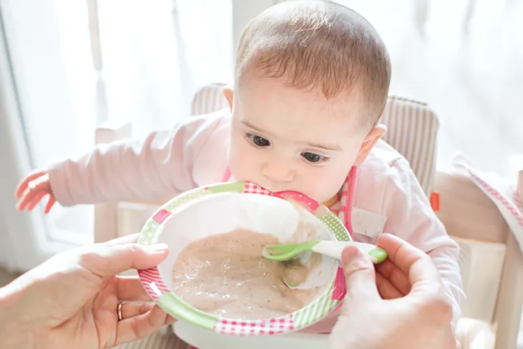 Thực đơn ăn dặm cho bé 6 tháng – những ý tưởng hay mẹ có thể áp dụng cho con