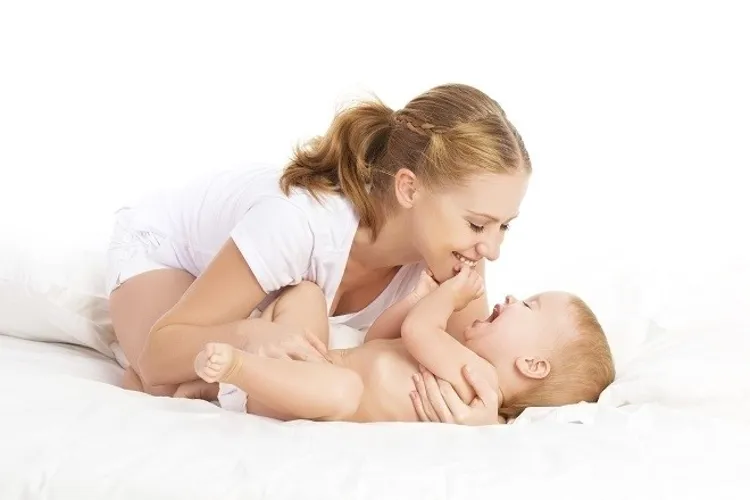 Trẻ 4 tháng biết làm gì và những điều mẹ nên lưu ý